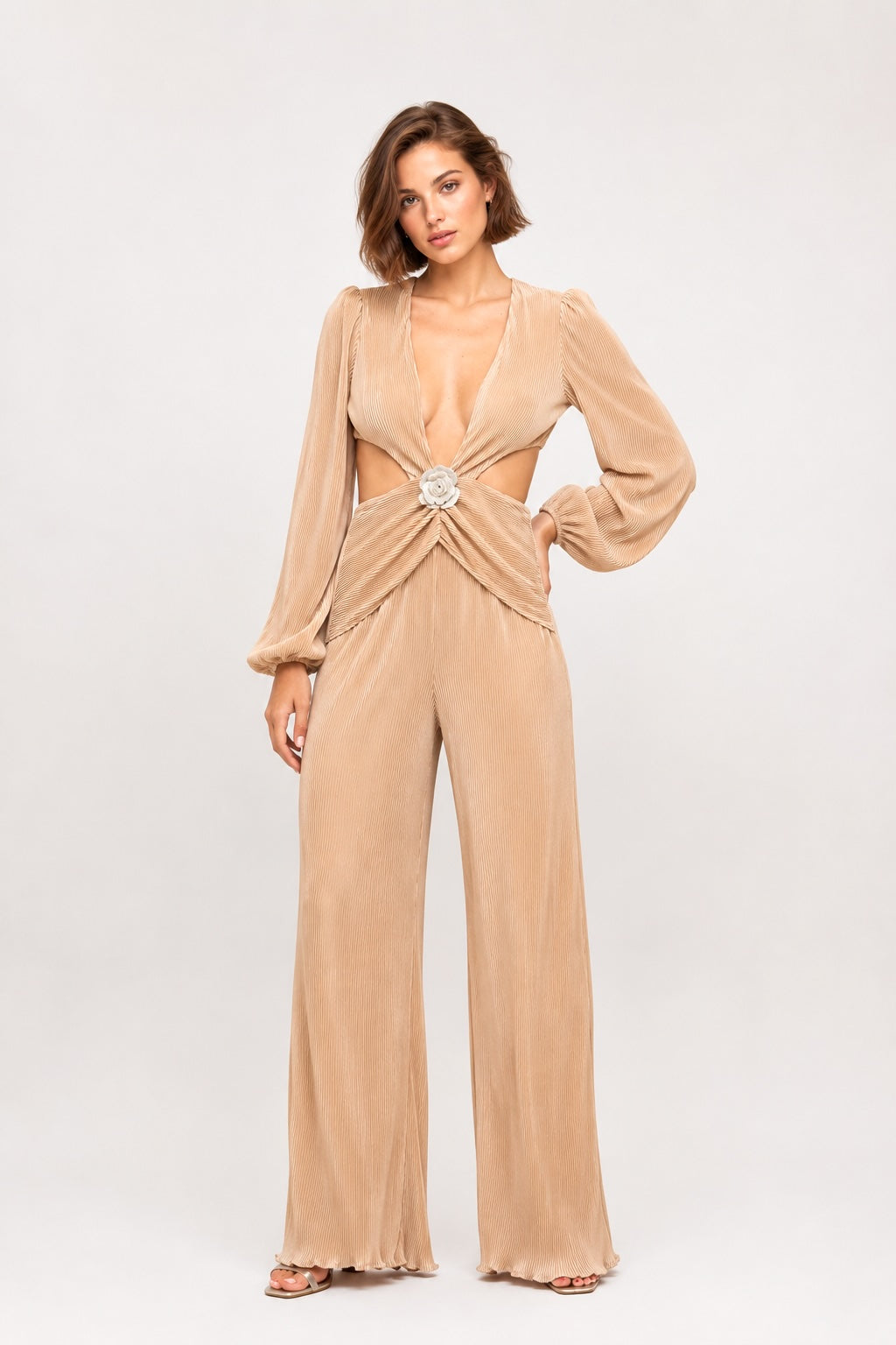 Combinaison plissée pour femme Dressie Dress avec décolleté profond, découpes à la taille, boucle fleur, look chic et allongeant