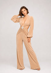 Combinaison plissée pour femme Dressie Dress avec décolleté profond, découpes à la taille et boucle fleur, look chic et allongeant