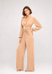 Combinaison plissée pour femme Dressie Dress avec décolleté profond, découpes à la taille et boucle fleur, look chic et élégant
