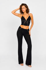 Ensemble 2 pièces pour femme Dressie Dress, top dos-nu avec décolleté profond et anneaux, pantalon évasé taille basse en tissu extensible.