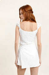 Robe en dentelle florale style romantique - triple goutte boutonnée sur le buste taille marquée et jupe wrap fendue | Dressie Dress