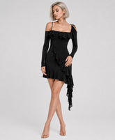 Robe de fête courte moulante pour femme avec bretelles fines, volants frontaux et ourlet asymétrique, de la marque Dressie Dress.