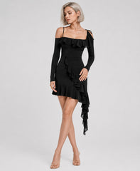 Robe de fête courte moulante pour femme avec bretelles fines, volants frontaux et ourlet asymétrique, de la marque Dressie Dress.