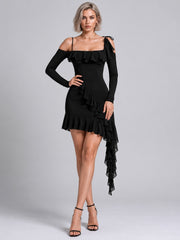 Robe de fête courte moulante pour femme de Dressie Dress, bretelles fines, volants frontaux et ourlet asymétrique.
