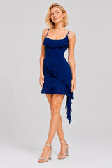 Robe de fête courte moulante pour femme avec bretelles fines, volants frontaux et ourlet asymétrique, par Dressie Dress