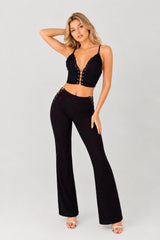 Ensemble femme Dressie Dress avec top à bretelles, laçage frontal et pantalon évasé, effet sculptant et jambes allongées.