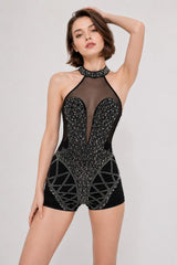 Robe courte cristalline noire de Dressie Dress avec décolleté profond, tulle transparent et col tour de cou élégante.
