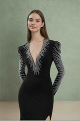 Femme Robe de soirée longue avec décolleté profond manches incrustées de strass épaules structurées et fente haute | Dressie Dress