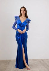 Langes Abendkleid aus Stretch-Satin mit V-Ausschnitt, drapierten Tüllärmeln, überkreuzter Taille und vorderem Schlitz | Dressie Dress