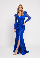 Robe de soirée longue en satin stretch avec décolleté en V, manches en tulle, drapé croisé à la taille et fente devant.