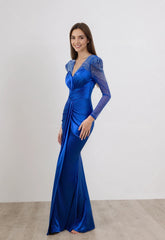 Langes Abendkleid aus Stretch-Satin mit V-Ausschnitt, drapierten Tüllärmeln, überkreuzter Taille und vorderem Schlitz | Dressie Dress