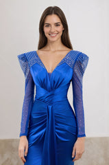 Langes Abendkleid aus Stretch-Satin mit V-Ausschnitt, drapierten Tüllärmeln, überkreuzter Taille und vorderem Schlitz | Dressie Dress