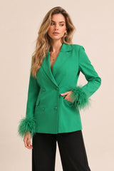 Veste blazer croisée pour femme Dressie Dress, cintrée avec col tailleur, décolleté en V profond et poignets à plumes vert.