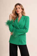 Veste blazer croisée femme Dressie Dress vert, cintrée avec col tailleur, décolleté en V profond et poignets à plumes élégants.