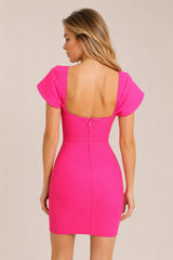 Robe bandage moulante Dressie Dress avec décolleté cœur, manches en tulle effet cape, boutons bijoux et fente devant.
