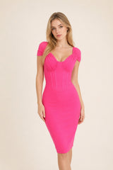 Robe fourreau bandage en tulle rose fuchsia avec décolleté cœur, drapé élégant et taille gainante, par Dressie Dress