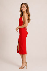 Robe bandage rouge mi-longue à bretelles fines, décolleté en V, dos nu avec liens, boutons bijoux et fente avant, Dressie Dress