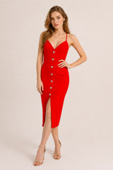 Robe bandage mi-longue rouge Dressie Dress, moulante avec bretelles fines, décolleté en V, dos nu, boutons bijoux et fente devant.