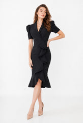 Robe bandage mi-longue Dressie Dress avec décolleté croisé, manches bouffantes et volant diagonal, coupe gainante et élégante.