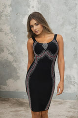 Robe bandage mi-longue sans manches à larges bretelles col arrondi avec strass placés sculptant la silhouette | Dressie Dress