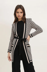 TOP long structuré type blazer en maille avec motif géométrique intégral et ceinture taille marquée – Effet silhouette allongée | Dressie Dress