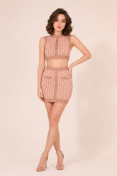 Ensemble Dressie Dress, top bandeau sans manches et jupe courte en maille jacquard avec boutons métalliques, coupe moulante.
