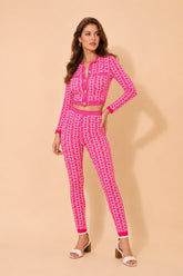 Ensemble femme en maille moulante Dressie Dress avec veste courte sans col à boutons métal et pantalon taille haute à motif géométrique