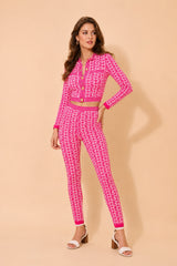 Ensemble femme en maille moulante Dressie Dress avec veste courte sans col à boutons métal et pantalon taille haute à motif géométrique
