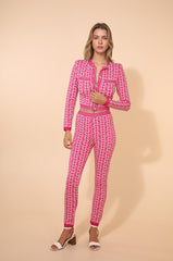 Ensemble Femme set en maille moulant avec veste courte sans col à boutons métal et pantalon taille haute près du corps motif géométrique | Dressie Dress