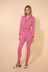 Ensemble Femme set en maille moulant avec veste courte sans col à boutons métal et pantalon taille haute près du corps motif géométrique | Dressie Dress