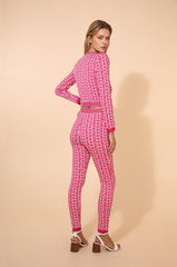 Ensemble Femme set en maille moulant avec veste courte sans col à boutons métal et pantalon taille haute près du corps motif géométrique | Dressie Dress