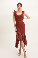 Robe midi moulante à bretelles dentelle et ourlet asymétrique transparent en dentelle | Dressie Dress