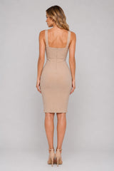 Robe bandage mi-longue moulante Dressie Dress avec larges bretelles, décolleté cœur, taille marquée et hanches galbée.