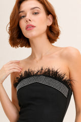Robe bandage courte moulante pour femme avec bustier, détails en plumes et bande strassée élégante, de la marque Dressie Dress.