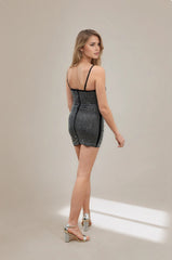 Robe festive courte à strass all-over avec bonnets structurés et bretelles fines – Robe brillante | Dressie Dress