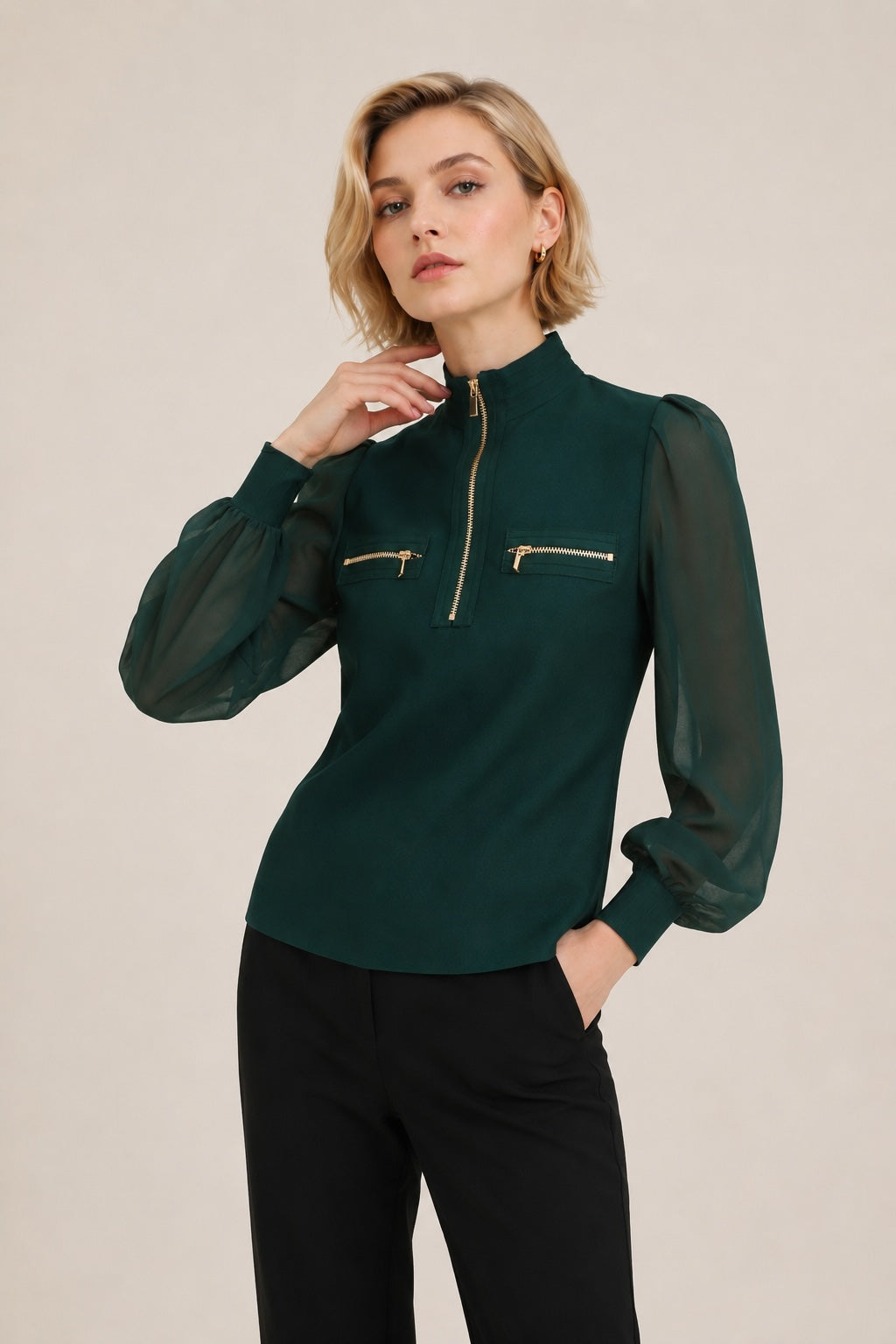 Top femme ajusté à col montant zippé, manches longues en voile avec poches poitrine zippées, marque Dressie Dress.