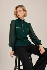Femme top ajusté à col montant zippé avec manches longues en voile et poches poitrine zippées, marque Dressie Dress.