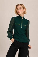 Femme top ajusté à col montant zippé, manches longues en voile avec poches zippées, par Dressie Dress.