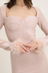 Robe bandage moulante à manches longues décolleté cœur et poignets garnis de plumes – Look élégant et sexy | Dressie Dress