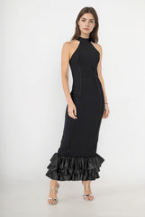 Robe bandage longue noire col montant épaules dégagées coupe sirène à volants | Dressie Dress