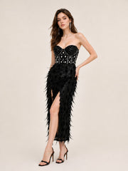 Femme Robe de soirée cristalline avec bustier cœur + ornements strass et plumes taille haute et fente devant – Robe cristallines brillantes | Dressie Dress
