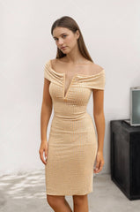 Femme Robe moulante midi épaules dénudées avec profond décolleté V et strass carrés all-over – Robe cristalline brillante | Dressie Dress