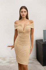 Femme Robe moulante midi épaules dénudées avec profond décolleté V et strass carrés all-over – Robe cristalline brillante | Dressie Dress