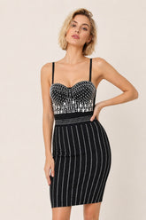 Top de fête pour femme Dressie Dress orné de strass et pierres fantaisie, avec détails élégants et brillant.