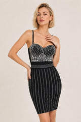 Top de fête pour femme Dressie Dress orné de strass et pierres fantaisie, avec détails élégants et tissu brillant.