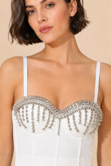 Top corset pour femme de Dressie Dress, avec bonnets structurés, strass, clous, tissu stretch gainant, style sexy et glamour.
