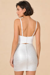 Top corset pour femme de Dressie Dress, avec bonnets structurés, strass, clous, tissu stretch gainant, style sexy et glamour.