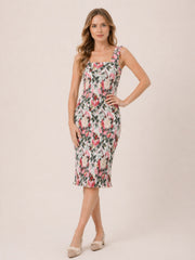 Robe femme moulante mi-longue imprimée avec encolure carrée et larges bretelles, texture plissée, élégante marque Dressie Dress.