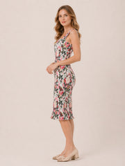 Robe moulante femme Dressie Dress, mi-longue avec imprimé, encolure carrée, larges bretelles et texture plissée élégante.