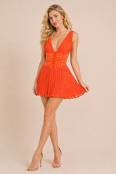 Robe courte sexy sans manches de Dressie Dress avec décolleté plongeant, bustier structuré et jupe plissée pour femme